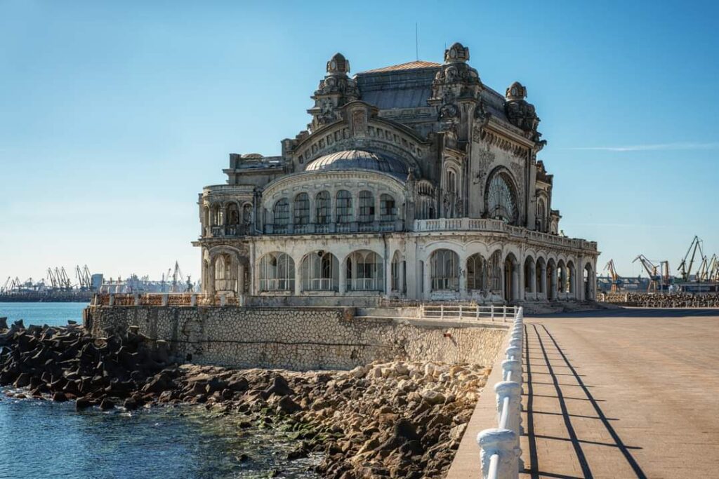 Loc de vizitat pe litoralul Mării Negre, cazinoul Constanta