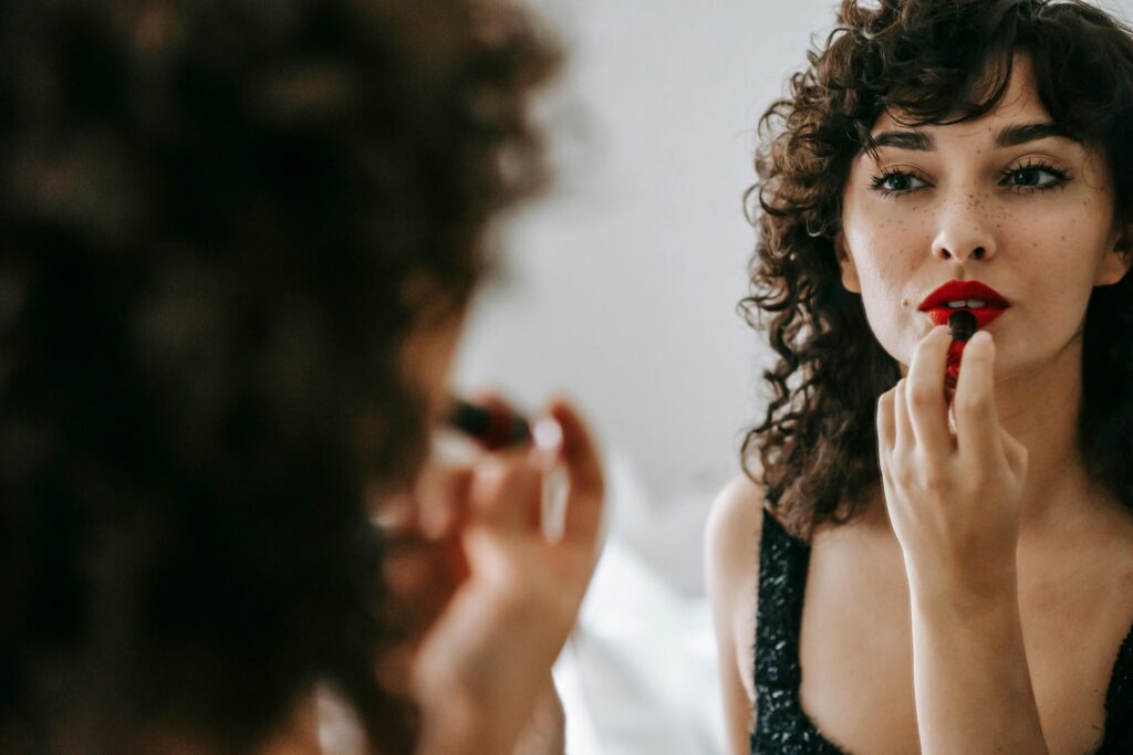 Pentru cei care doresc să iasă în evidență, machiajul vibrant este o alegere inspirată. Nuanțele intense de portocaliu, roșu, fucsia și albastru electric sunt perfecte pentru un look modern și curajos.
