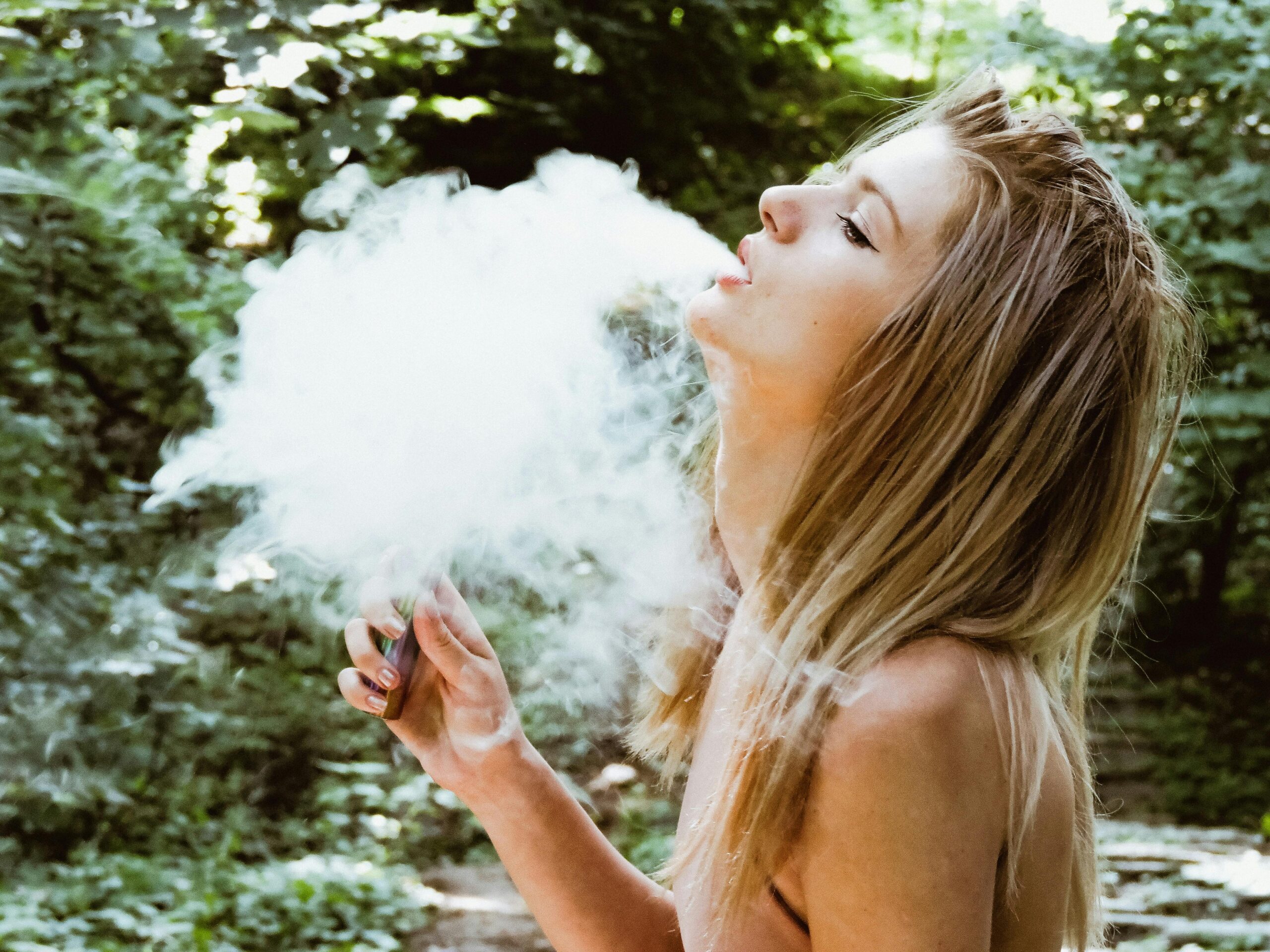 Poză cu o tipă blondă care vapează