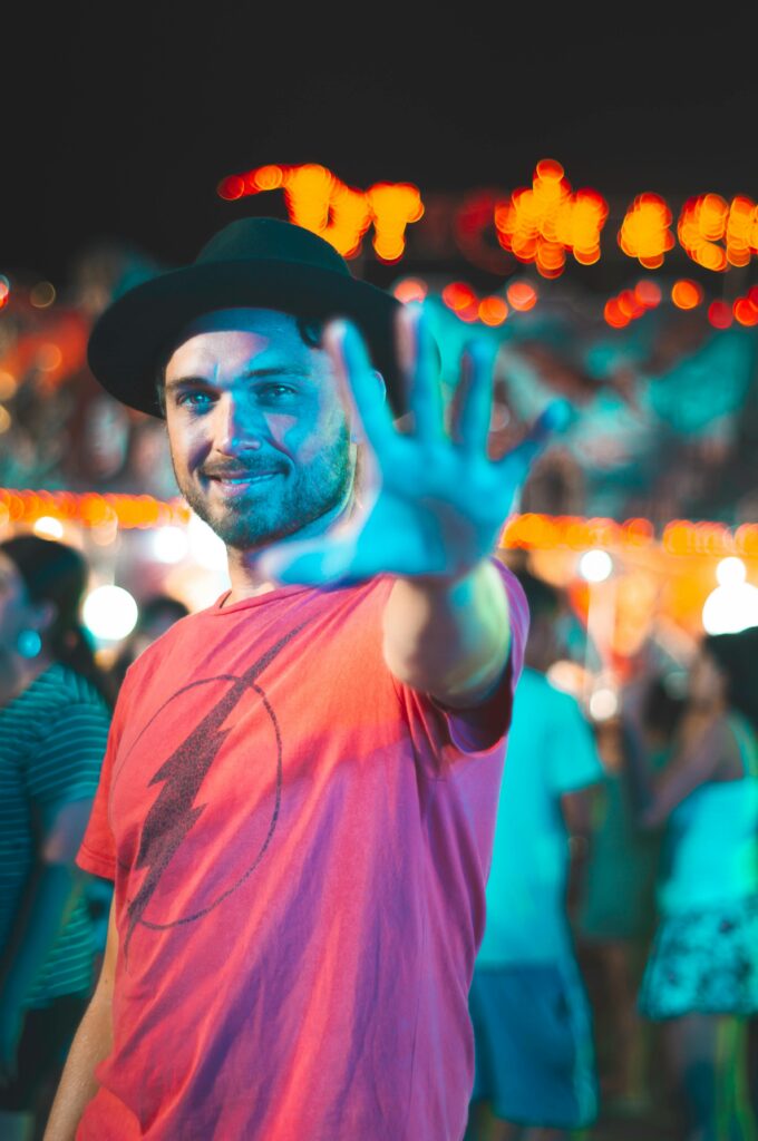 baiat imbracat in tricou si cu palarie pentru festival