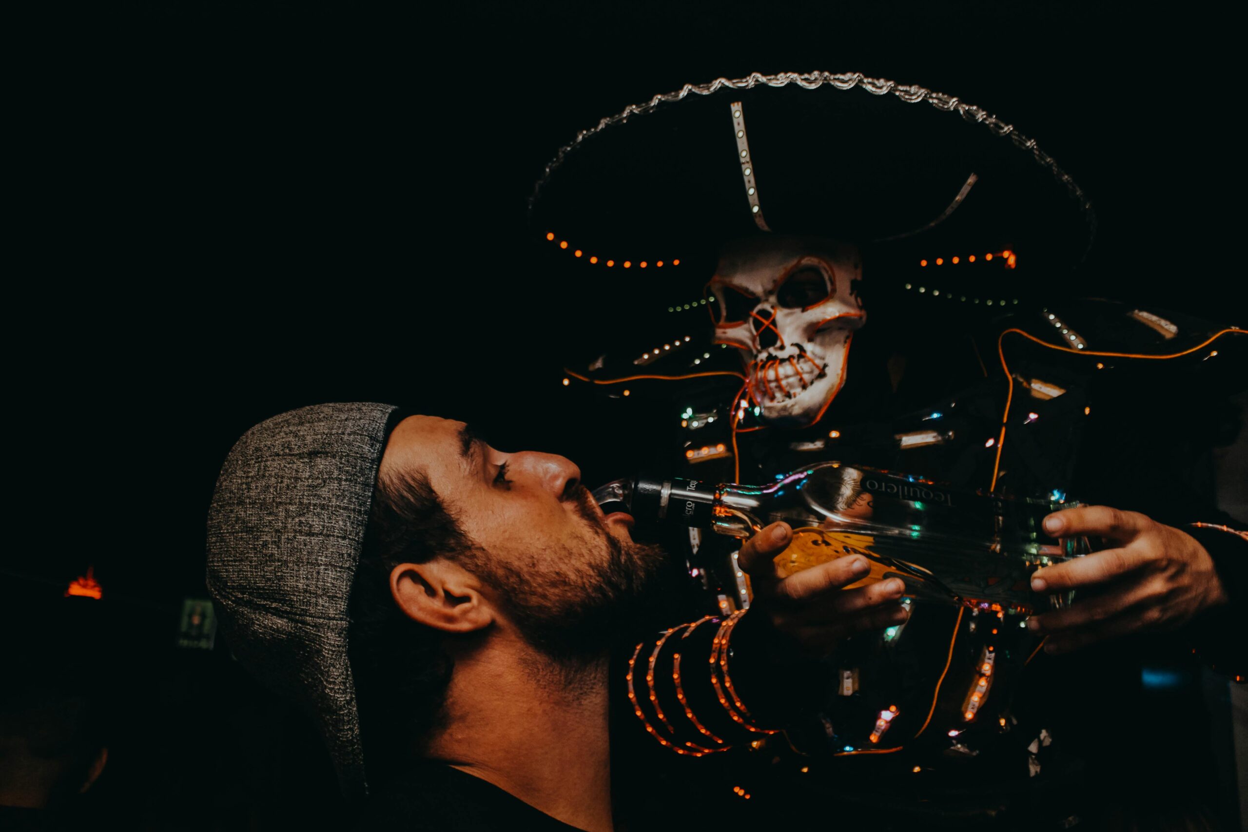 Un tip la o petrecere de Halloween cu multe decoruri animate